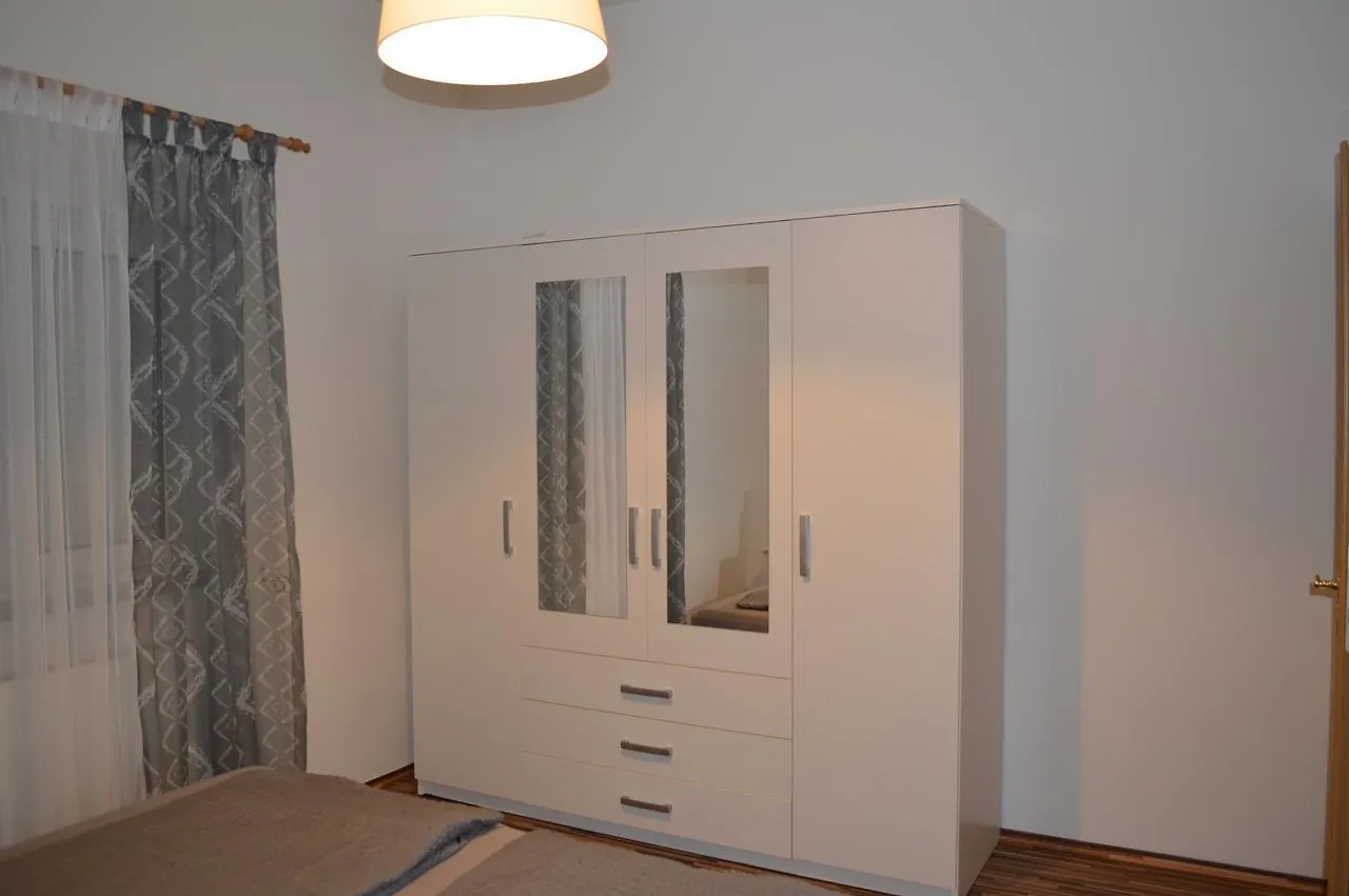 Apartments Lussy プーラ